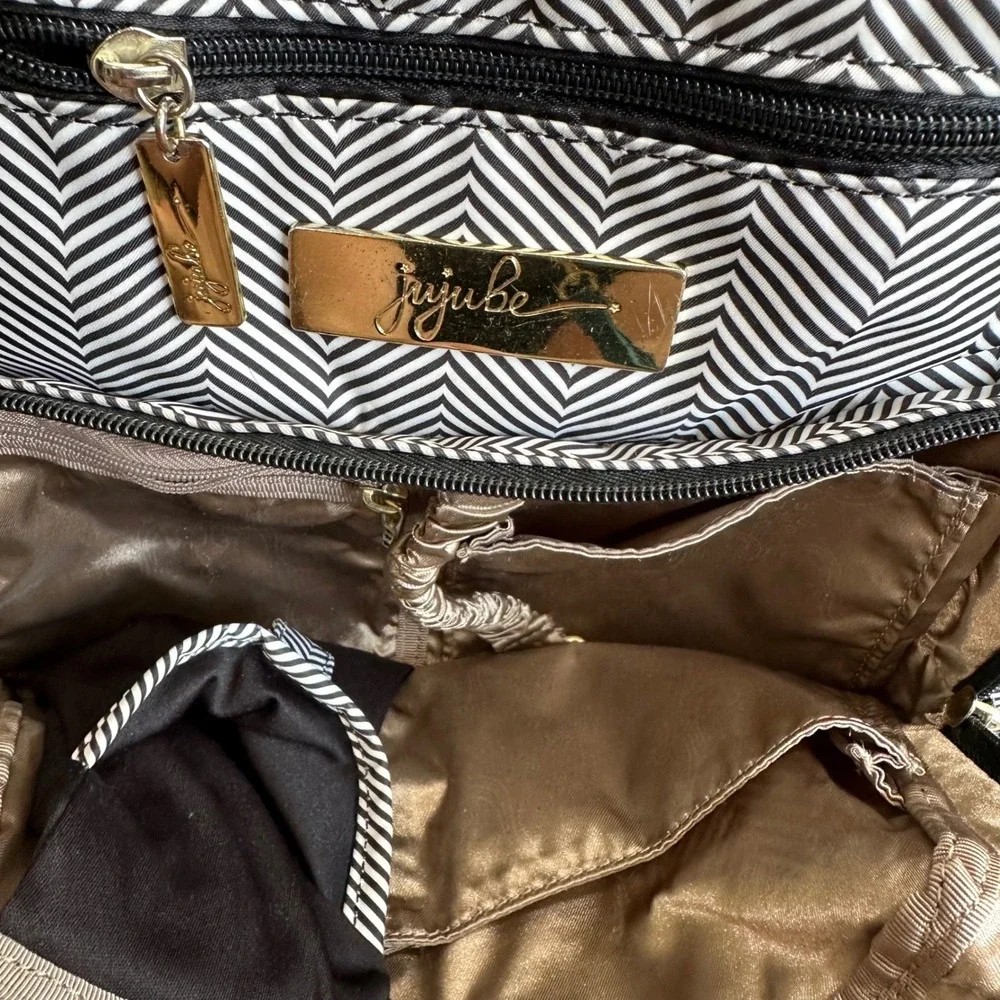 JuJuBe Black‎ and White Chevron Diaper Bag Messenger Shoulder Bag